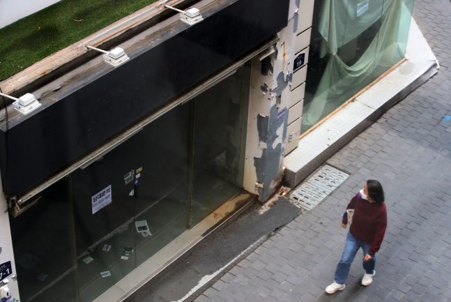 서울 중구 명동 거리의 점포에 임대문의 안내문이 붙어있다.ⓒ뉴시스