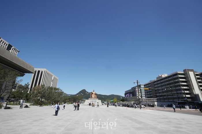 시민들이 서울 종로구 광화문 광장에서 산책을 하고 있다. ⓒ데일리안 김민호 기자