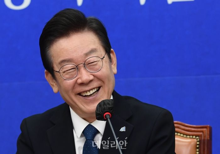 이재명 더불어민주당 대표가 지난 23일 오전 서울 여의도 국회에서 열린 최고위원회의에서 최고위원들의 발언 순서를 논하며 웃음 짓고 있다. (공동취재사진) ⓒ데일리안 박항구 기자