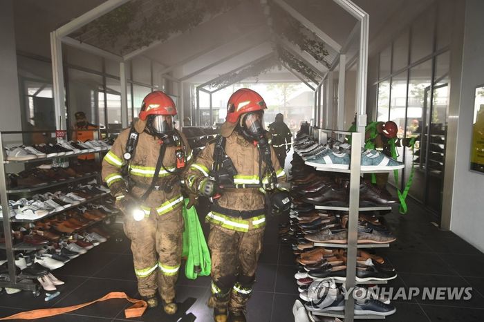 26일 오전 7시 45분께 대전 유성구 용산동 현대프리미엄아울렛 화재 현장에서 구조대원들이 인명 수색을 위해 지하층으로 진입하고 있다. ⓒ연합뉴스
