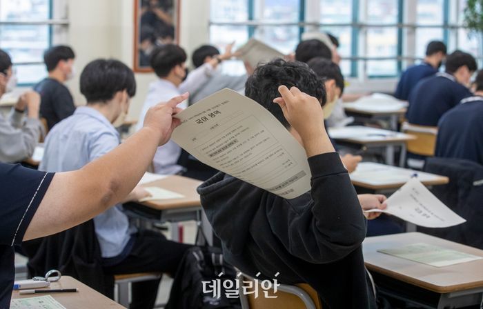 2022년 8월 31일 서울 용산구 용산고에서 열린 2023학년 대학수학능력시험 모의평가. 수험생들이 시험지를 받고 있다.ⓒ사진공동취재단