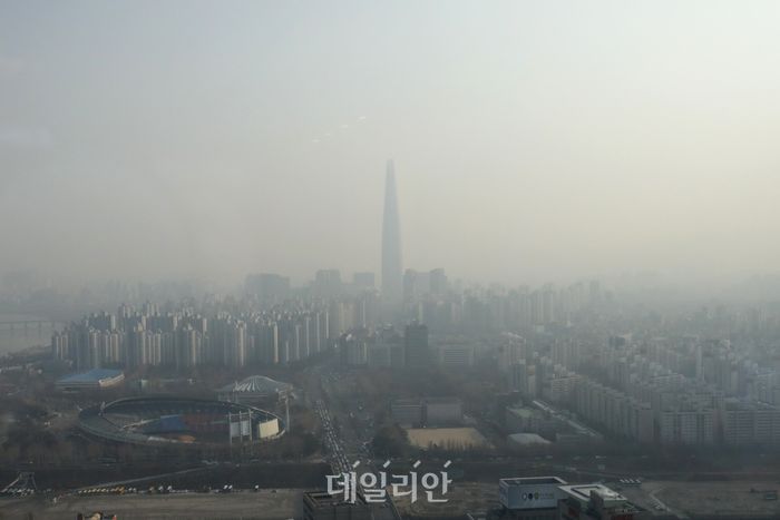 수도권 미세먼지 농도가 대기 정체의 영향으로 '나쁨' 수준을 보이고 있는 26일 오전 서울 강남구 파르나스타워에서 바라본 서울 도심이 뿌옇게 보이고 있다. ⓒ데일리안DB