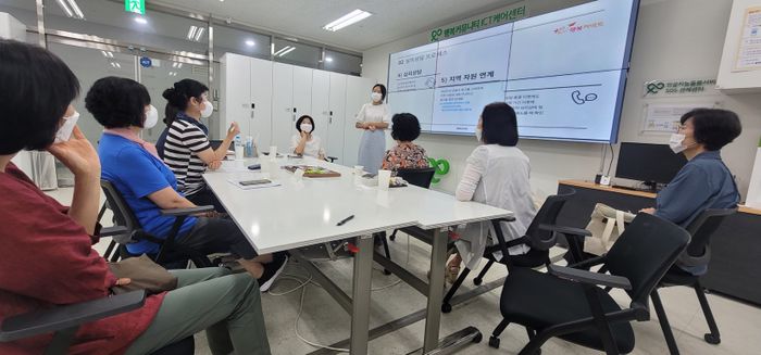 서울 성동구 성수동 소재 행복커넥트 ICT 관리센터에서 진영하 심리상담사와 현장 케어 매니저들이 회의를 하고 있다.ⓒSKT
