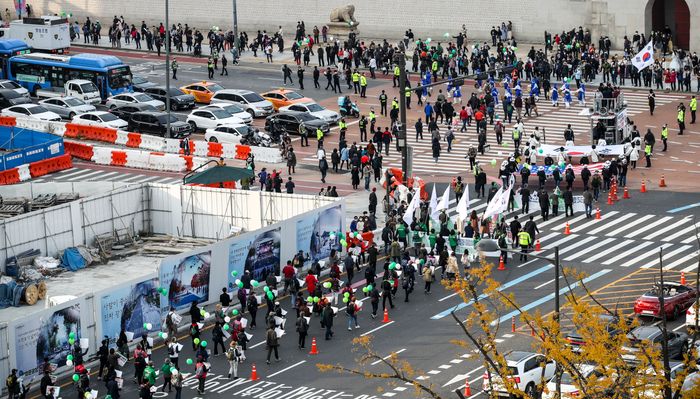 서울 종로구 광화문광장 인근에서 우리공화당 등 보수단체 집회 참가자들이 행진을 하고 있다.ⓒ뉴시스