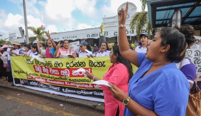 지난 15일 스리랑카 수도 콜롬보 시내에서 여성 인권활동가들이 모여 기초식품 가격 인상에 항의하는 시위를 벌이고 있다. ⓒEPA/연합뉴스