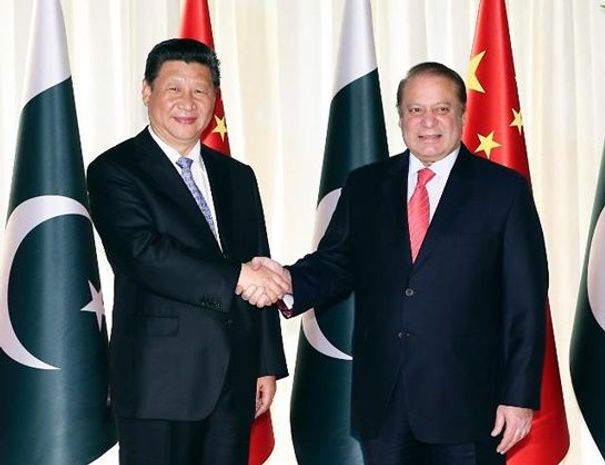 파키스탄을 방문한 시진핑(왼쪽) 중국 국가주석이 지난 2015년 4월20일 나와즈 샤리프 파키스탄 총리와 정상회담에서 경제회랑 건설과 관련한 30여개 양해각서(MOU) 등 모두 50여개의 양자 협력관계에 관한 MOU를 체결한 뒤 악수를 하고 있다. ⓒ신화/뉴시스