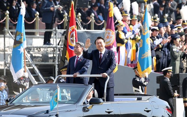 윤석열 대통령이 1일 충남 계룡대에서 열린 건군 제74주년 국군의 날 기념식에서 사열하고 있다. ⓒ뉴시스