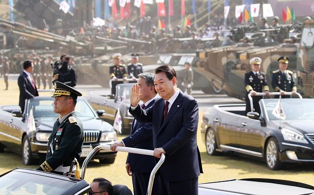 윤석열 대통령이 1일 충남 계룡대에서 열린 건군 제74주년 국군의 날 기념식에서 사열하고 있다.ⓒ뉴시스