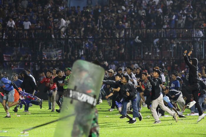 인도네시아에서 열린 축구 경기서 성난 관중들이 그라운드로 진입하고 있다. ⓒ AP=뉴시스