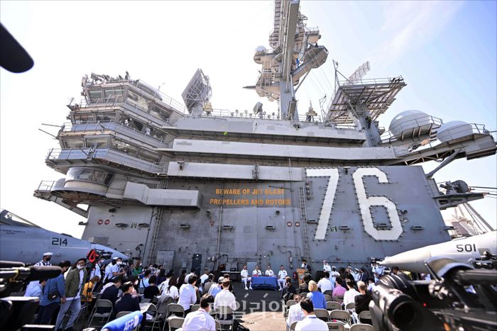 지난달 23일 부산 남구 해군작전사령부에 입항한 '미해군의 핵추진 항공모함 로널드 레이건함(CVN-76)' ⓒ사진공동취재단