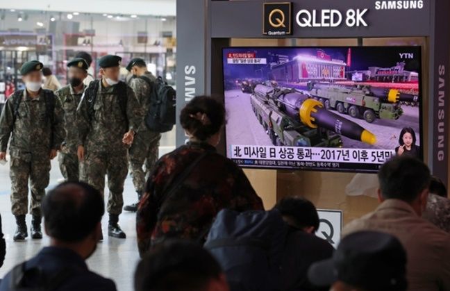 지난 4일 오후 서울 중구 서울역 대합실에서 시민들이 북한의 탄도미사일 발사 관련 뉴스를 시청하고 있다. ⓒ뉴시스