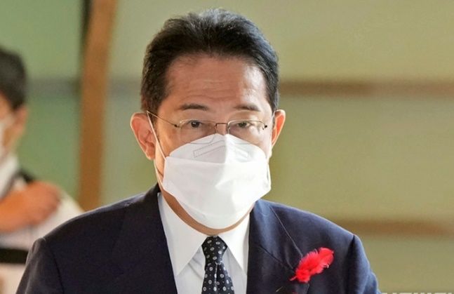 북한이 발사한 탄도미사일이 일본상공을 넘은 가운데 기시다 후미오 일본 총리가 4일 도쿄의 집무실에 도착하고 있다. ⓒAP/뉴시스