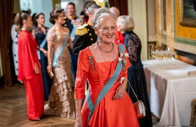 지난달10일 마르그레테 2세 덴마크 여왕이 즉위50주년 기념 행사에서 하객들을 맞고 있다. ⓒAP/뉴시스