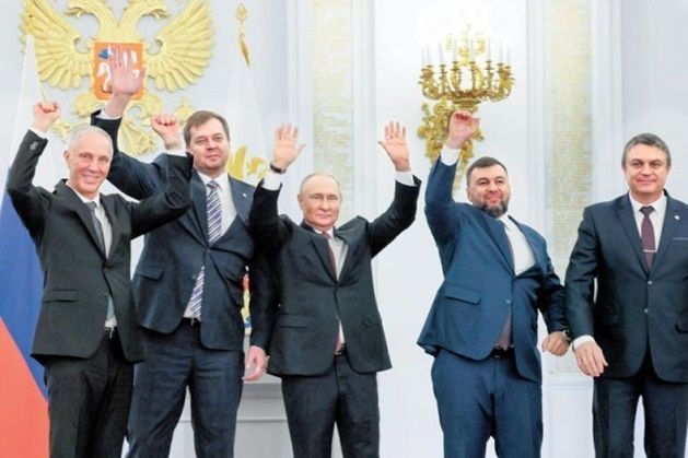 블라디미르 푸틴 러시아 대통령(가운데)이 지난달 30일 모스크바 크렘린궁 성게오르게홀에서 열린 우크라이나 점령지 4곳 병합조약 서명식에서 이들 지역 행정수반들과 함께 “러시아”를 외치고 있다. ⓒ AP/뉴시스