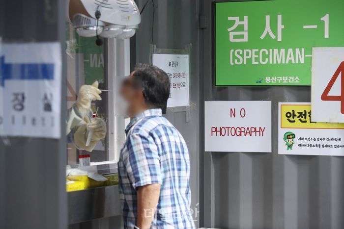 신규 확진자 수가 17만8,574명으로 집계된 지난 8월 18일 서울 용산구 코로나19 용산구보건소 선별검사소에서 시민들이 코로나19 검사를 위해 대기하고 있다. ⓒ김민호 기자