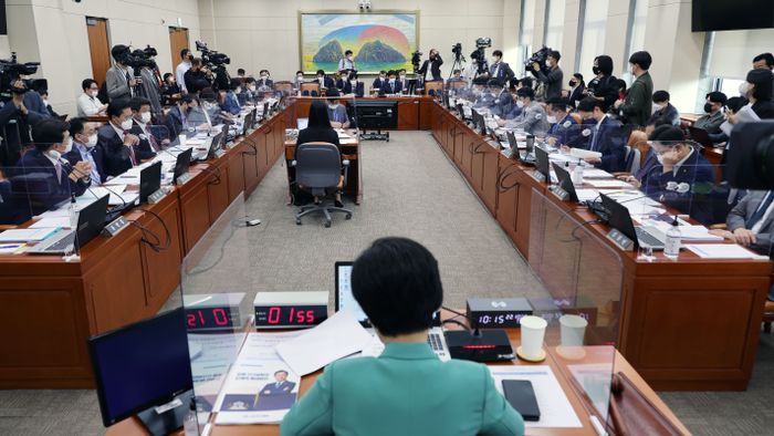 지난 6일 서울 여의도 국회에서 정무위원회의가 열리고 있다. ⓒ연합뉴스