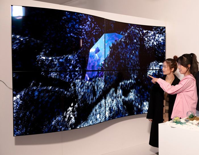 28일(현지시간) 영국 런던에서 열린 디지털아트展 '루미너스(Luminous)'에서 관람객들이 LG디스플레이의 55인치 커브드 OLED 패널 4대를 상하좌우로 이어붙여 만든 작품명 '보이지 않는 혁신(Invisible Reinvention)'을 감상하고 있다.ⓒLG디스플레이
