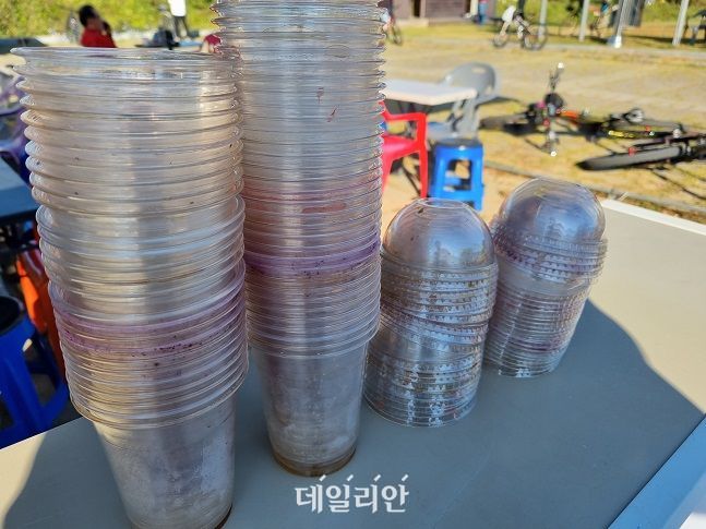경남 양산시 낙동강변 자전거도로에 소비자들이 버리고 간 일회용 플라스틱 컵이 쌓여 있다. ⓒ데일리안 장정욱 기자
