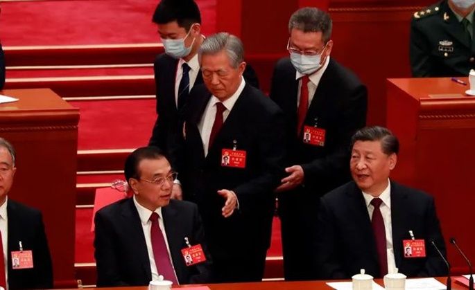 지난 22일 중국 베이징 인민대회당에서 열린 중국 공산당 20차 전국대표대회 폐막식 도중 후진타오(가운데) 전 주석이 리커창(앞줄 왼쪽) 총리의 어깨를 툭 치며 퇴장하고 있다. 앞줄 오른쪽은 시진핑 국가주석. ⓒ 연합뉴스