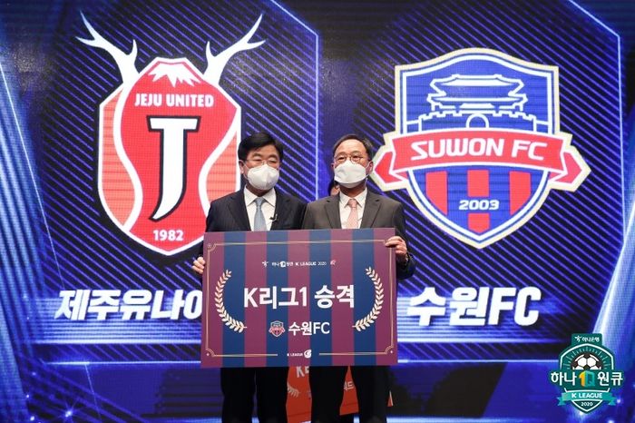 수원FC 김호곤 단장(오른쪽)도 팀을 떠난다. ⓒ 프로축구연맹