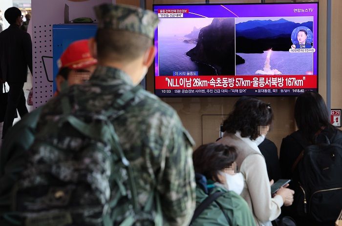 지난 2일 오전 서울역에서 시민들이 북한 탄도미사일 발사 관련 뉴스를 보고 있다.ⓒ 연합뉴스