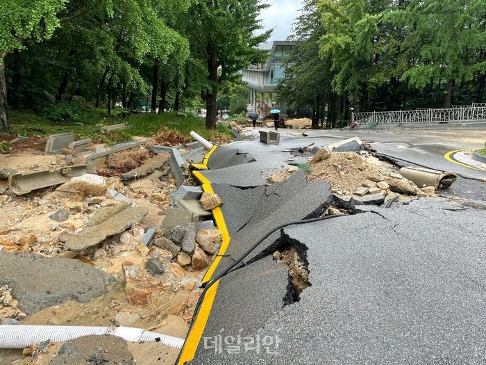8일 폭우가 밤새 쏟아지면서 서울대 관악 캠퍼스에서도 건물이 침수되고 도로가 붕괴하는 등 피해가 발생했다.다.ⓒ독자제공