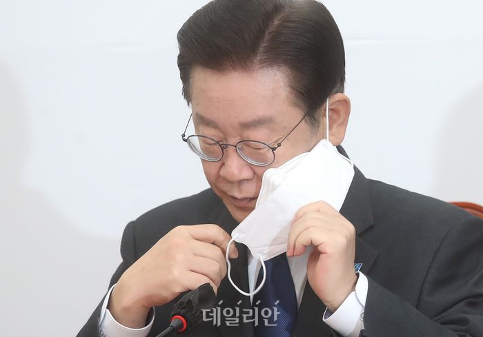 이재명 더불어민주당 대표가 23일 국회에서 열린 최고위원회의에서 마스크를 벗고 있다. ⓒ데일리안 박항구 기자