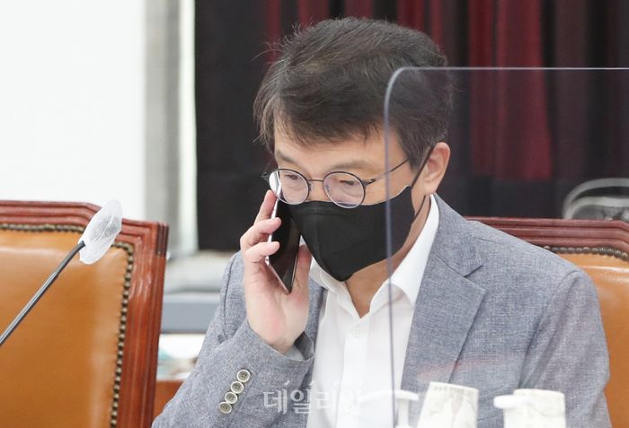 국회 정보위원회에 출석한 김의겸 더불어민주당 의원이 누군가와 전화통화를 하고 있다. ⓒ데일리안 박항구 기자