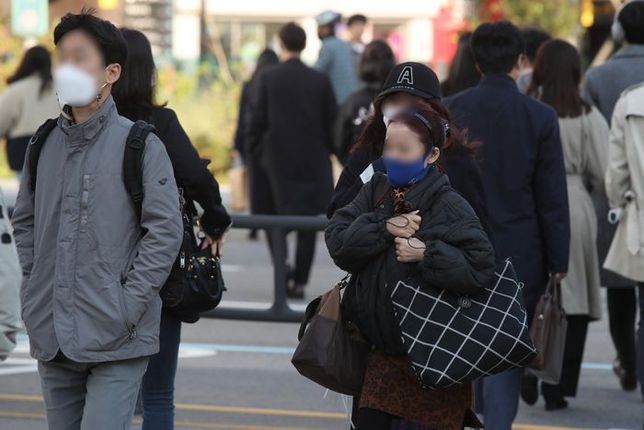 서울 종로구 광화문 일대에서 시민들이 두꺼운 외투를 입고 출근하고 있다. ⓒ데일리안 김민호 기자