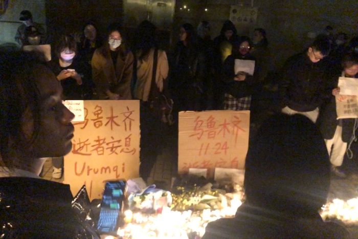11월 26일 밤 (현지시간) 중국 상하이 시내의 코로나19봉쇄 반대 시위대가 중국 신장의 한 아파트 화재로 숨진 10명의 영혼을 위로하는 집회를 갖고 있다. ⓒ뉴시스