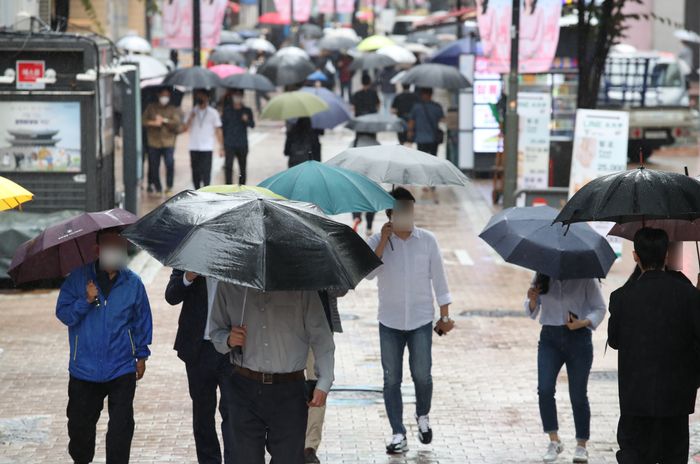 서울 중구 명동거리에서 시민들이 우산을 쓰고 걸어가고 있다. ⓒ데일리안 김민호 기자
