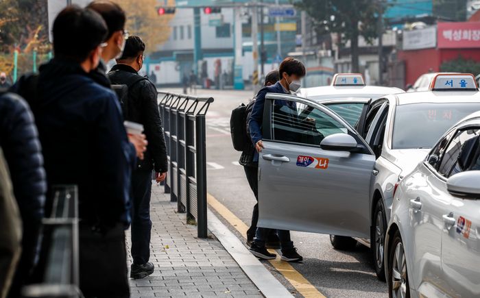9일 오후 서울 중구 서울역 택시승강장에 정차한 개인택시에 부제 스티커가 부착되어 있다.ⓒ뉴시스