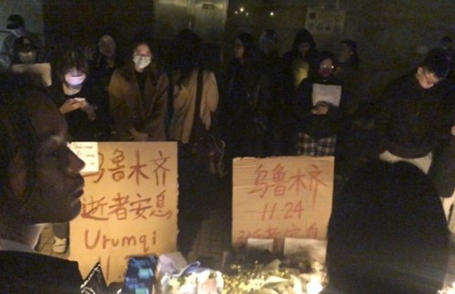 지난26일 중국 상하이에서 신장 우루무치 화재 희생자를 추모하는 시위가 벌어졌다. ⓒAP/연합뉴스