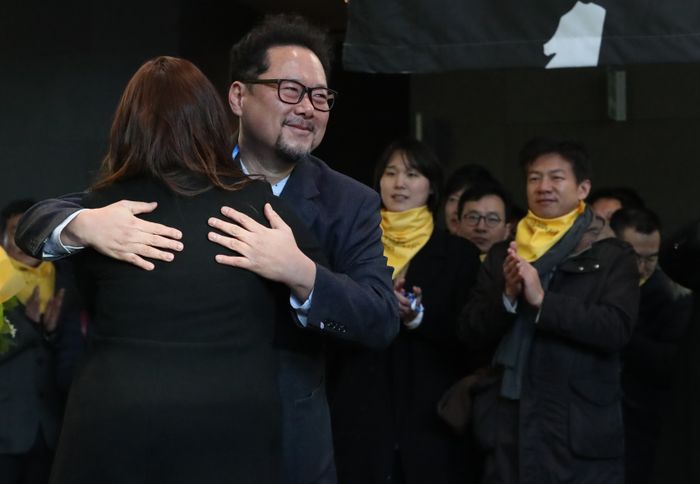 2012년 공정방송을 위한 MBC 170일 파업 당시 해고됐던 박성제 기자가 PD 11일 오전 서울 상암MBC에서 복직 후 첫 출근을 하며 후배에게 출입증을 받은 뒤 포옹을 하고 있다.ⓒ뉴시스