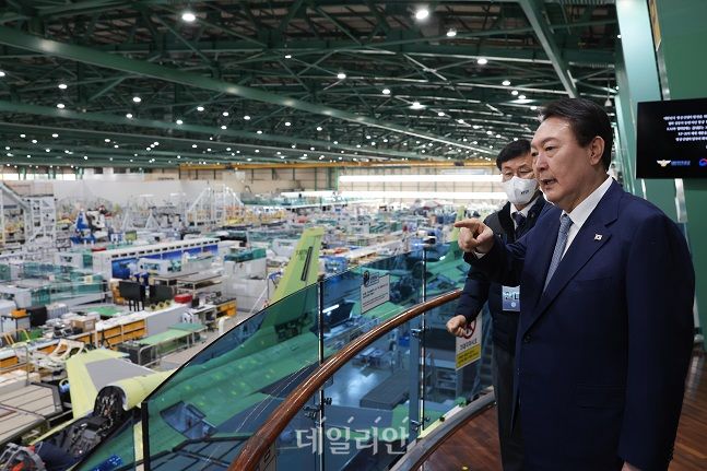 윤석열 대통령이 지난 24일 경남 사천 한국항공우주산업(KAI)을 방문해 둘러보고 있다. ⓒ뉴시스