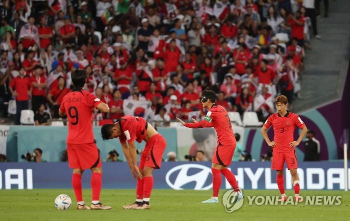 28일 오후(현지시간) 카타르 알라이얀의 에듀케이션 시티 스타디움에서 열린 2022 카타르 월드컵 조별리그 H조 2차전 대한민국과 가나의 경기. 전반전 연속 2골을 허용한 한국 선수들이 아쉬워하고 있다.