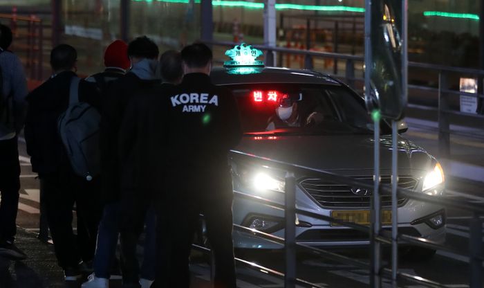 26일 오후 서울 중구 서울역 택시승강장에서 승객들이 택시를 기다리고 있다.ⓒ뉴시스