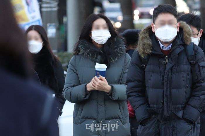 전국 대부분 지역에 한파특보가 발효된 2021년 12월 27일 오전 서울 광화문 네거리에서 시민들이 발걸음을 재촉하고 있다. ⓒ데일리안 DB