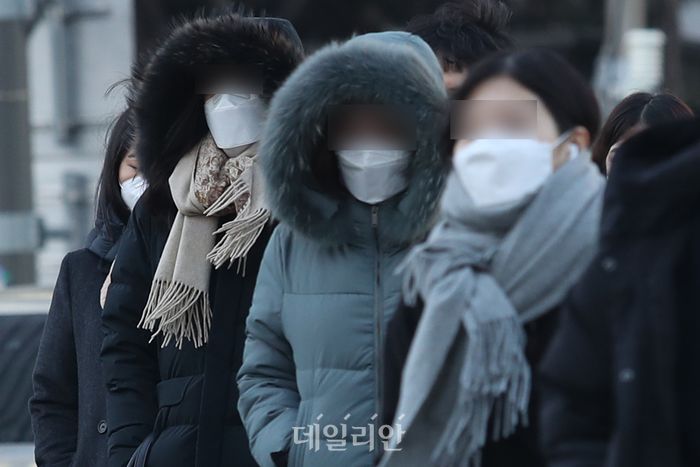 서울 최저 기온 영하 13도로 추운 날씨를 보인 2021년 1월 19일 오전 서울 종로구 광화문네거리에 시민들이 출근을 하고 있다. ⓒ데일리안 DB