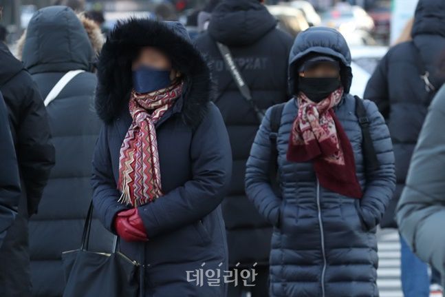 전국 대부분 지역에 한파특보가 지난해 12월 서울 광화문 네거리에서 시민들이 발걸음을 재촉하고 있다. ⓒ데일리안 DB