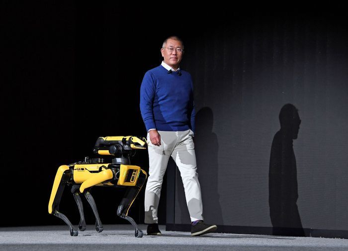 정의선 현대자동차그룹 회장이 로보틱스 비전 발표를 위해 로봇개 스팟과 함께 무대위로 등장하고 있다.(자료사진) ⓒ현대자동차그룹