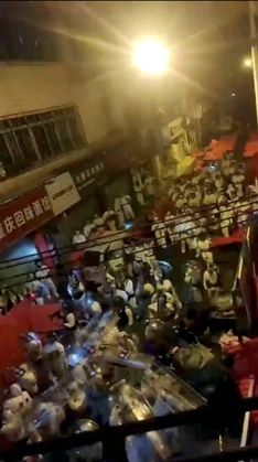 중국 광둥성 광저우에서 방호복을 입은 시위 진압 공안이 방패를 든 채 전진하는 모습을 담긴 영상이 30일 소셜미디어에 올라왔다. ⓒ 로이터/연합뉴스