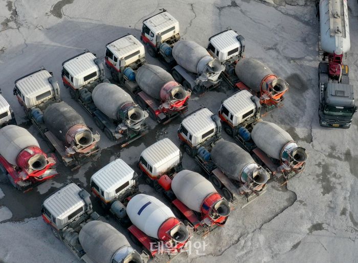 화물연대 총파업 일주일째인 30일 광주 광산구 한 레미콘 업체에 시멘트 수급 차질로 운행을 멈춘 레미콘 차량들이 서 있다.ⓒ뉴시스