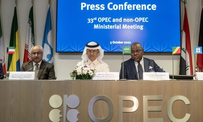 압둘아지즈 빈 살만 사우디아라비아 에너지장관(가운데)이 지난 10월 5일(현지시간) 오스트리아 빈 석유수출국기구(OPEC) 본부에서 열린 기자회견에서 원유 감산 방침을 발표하고 있다. 이날 OPEC과 러시아 등 비회원국들간 협의체인 OPEC+는 11월부터 하루 200만 배럴 감산에 합의했다.ⓒ EPA/연합뉴스