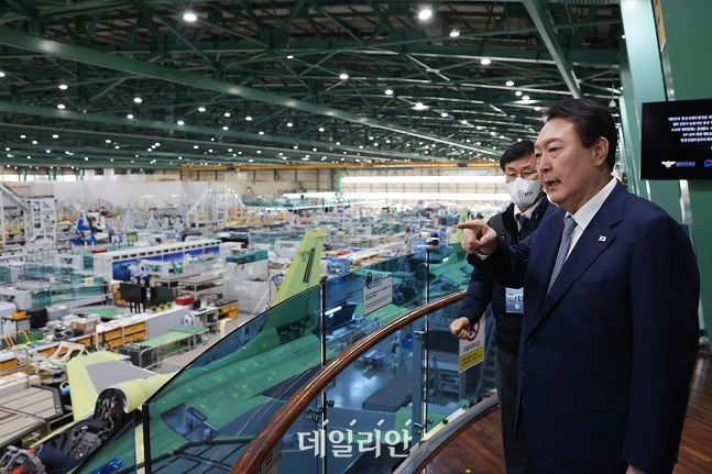 윤석열 대통령이 지난 24일 경남 사천 한국항공우주산업(KAI)을 방문해 둘러보고 있다. ⓒ뉴시스