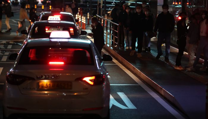 26일 오후 서울 중구 서울역 택시승강장에서 승객들이 택시를 기다리고 있다.ⓒ뉴시스