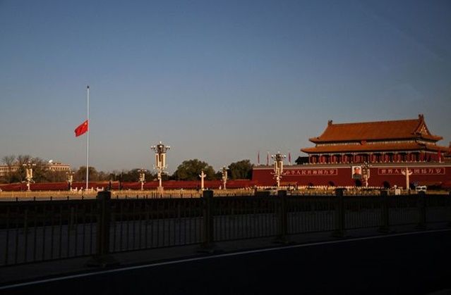 12월 1일 중국 톈안먼 광장에 걸린 중국 오성홍기가 장쩌민 전 주석의 사망을 애도하기 위해 조기로 게양돼 있다. ⓒ AFP/연합뉴스