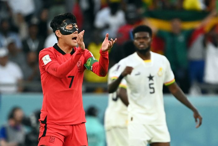 한국축구대표팀 손흥민이 28일(한국시각) 카타르 알라얀 에듀케이션 시티 스타디움에서 열린 가나와의 경기에서 상대 살리수에게 선취골 허용한 뒤 선수들을 독려하고 있다. ⓒ데일리안 홍금표 기자