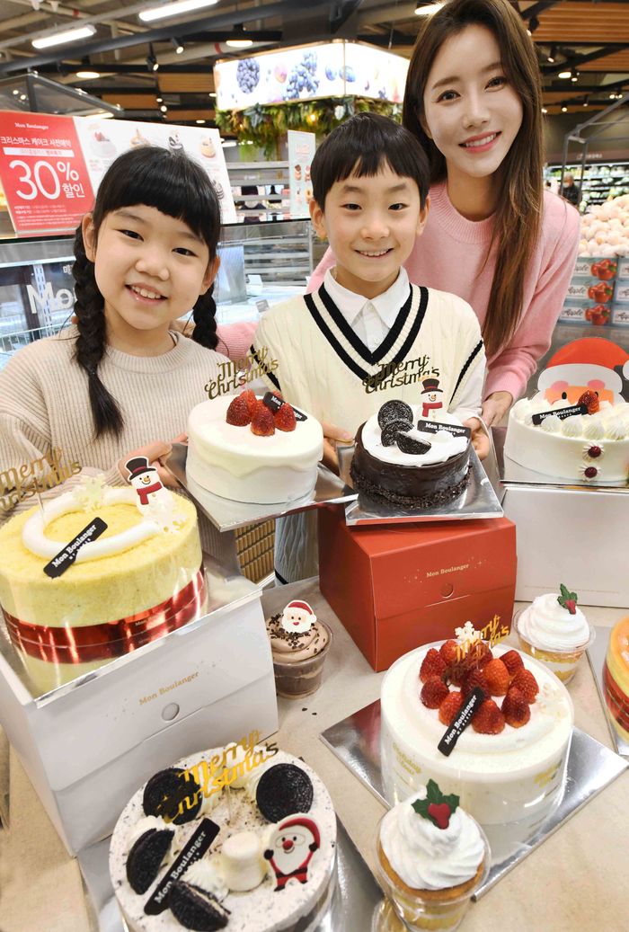 모델이 2일 서울 등촌동 ‘홈플러스 메가푸드마켓’ 강서점에서 아동들과 함께 ‘몽 블랑제’ 크리스마스 케이크를 선보이고 있다.ⓒ홈플러스