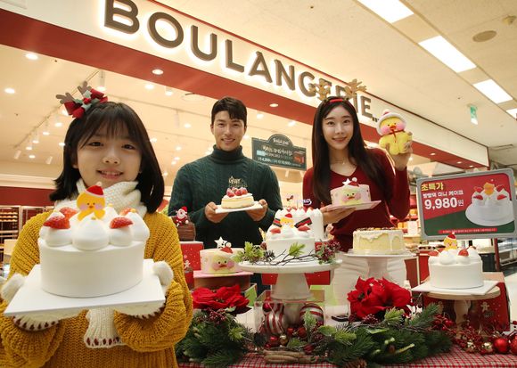 지난달 30일 서울 용산구 이마트 용산점 내 블랑제리 매장에서 모델들이 신세계푸드가 출시한 가성비 크리스마스 케이크들을 소개하고 있다.ⓒ신세계푸드